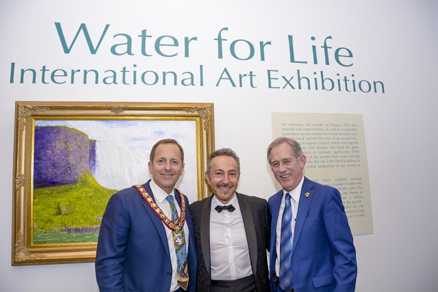 M. Wayne Redekop, maire de Fort Erie, (à droite) avec Antoine Gaber et Jim Diotati, maire de Niagara Falls (à gauche) à l'exposition d'art internationale "Water for Life" - Niagara Falls History Museum, Niagara Falls, Ontario, Canada, 12 mai 2018