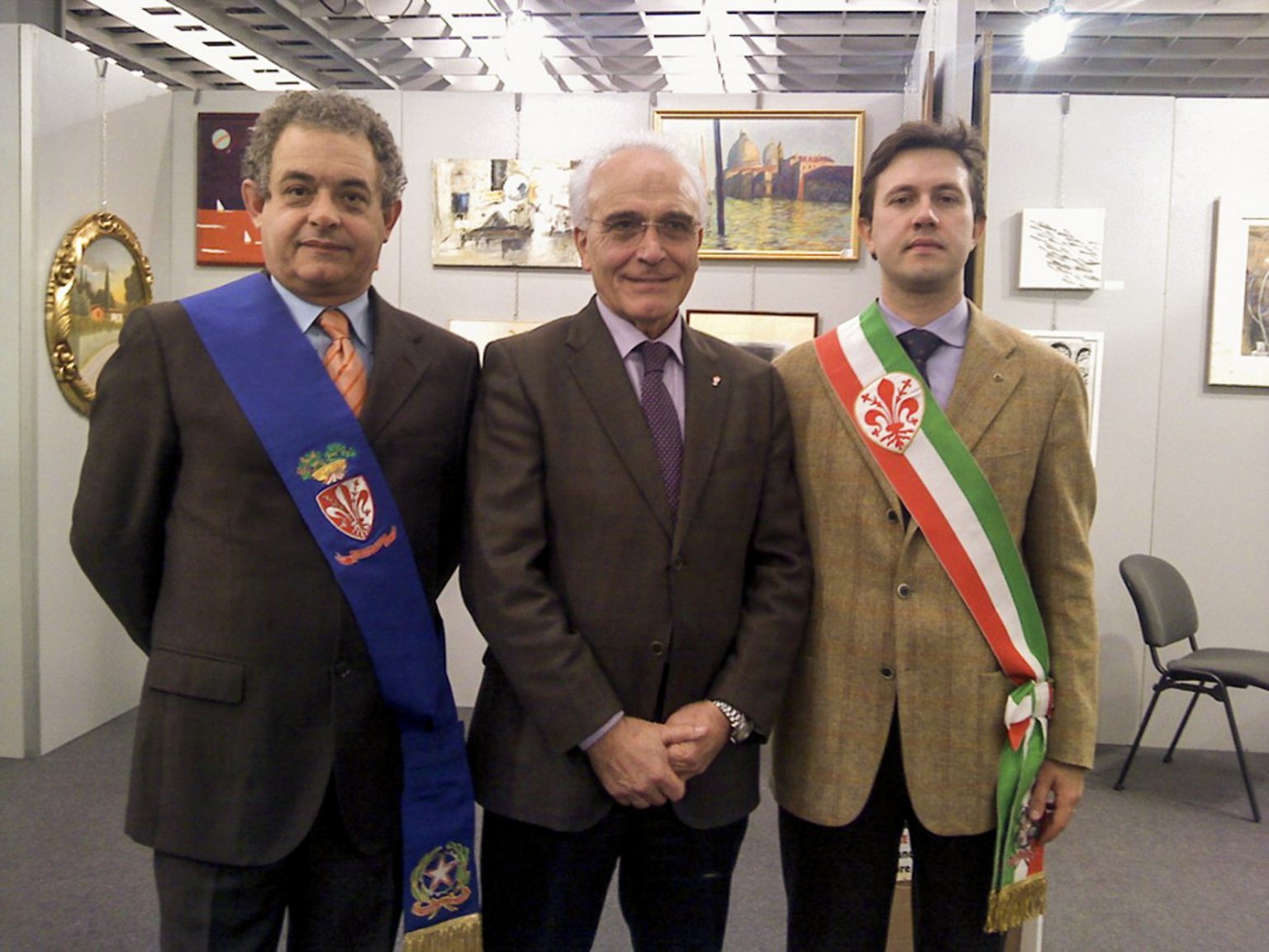 Les œuvres d’art d’Antoine Gaber exposés lors de la collecte de fonds Fiorgen pour la recherche contre le cancer, à Florence en Italie. De gauche à droite M. Galgani, M. Nardella et M. Barducci