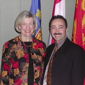 Honorable Marilyn Trenholme Counsell, Vicegobernadora de Nuevo Brunswick, Patrona de la exposición individual de Antoine Gaber, en apoyo de la Canadian Liver Foundation.