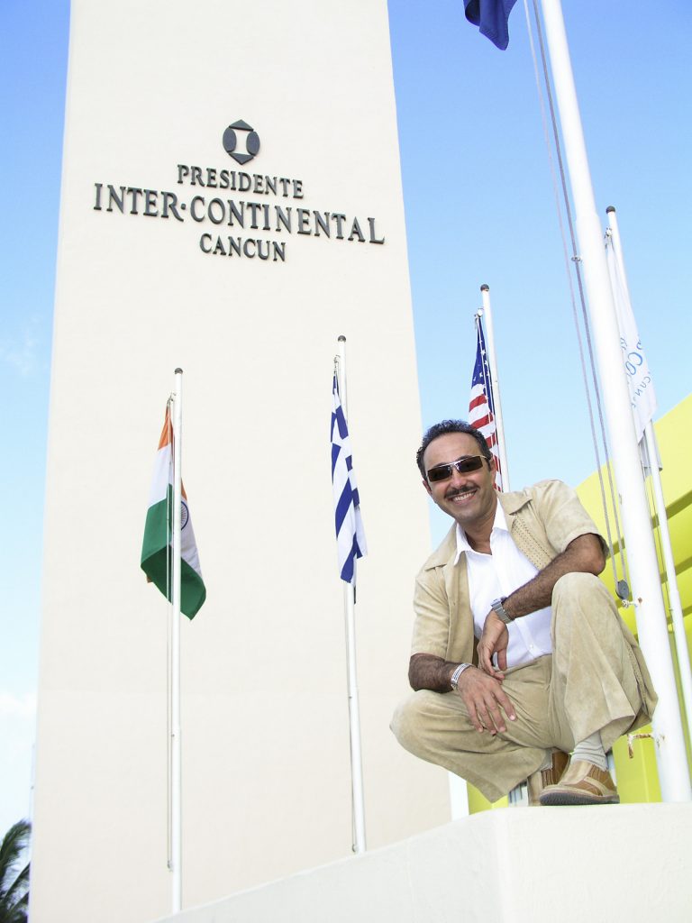 Antoine Gaber durante la exposición individual Passion for Life en el Hotel Presidente Intercontinental, Cancún Resort Art Gallery.