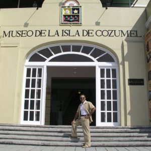 Antoine Gaber, durante la exposición individual Pasión por la vida en el Museo de la Isla de Cozumel, Quintana Roo, México.