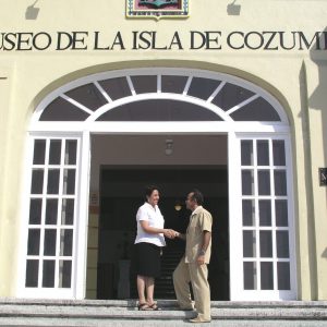 Antoine Gaber, con el curadora del Museo de Cozumel durante la exposición individual Pasión por la Vida en el Museo de la Isla de Cozumel, Quintana Roo, México.