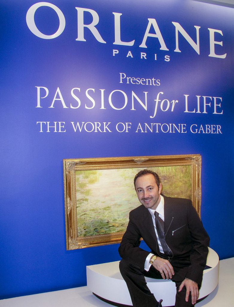 Antoine Gaber en la tienda "Hudson Bay" en Toronto para la exhibición de arte "Passion for Life" y el programa de recaudación de fondos en Canadá.