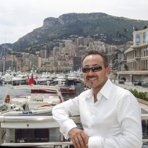 Antoine Gaber durante su visita a Montecarlo, Mónaco para su Exposición Internacional de Arte Pasión por la vida