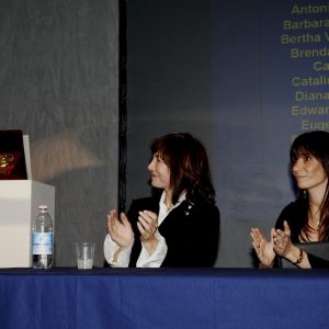 L’actrice hollywoodienne Anne Archer, le président et le directeur de la biennale, Pasquale Celona et Piero Celona, soutenant par leur présence sur scène Antoine Gaber dans sa conférence.