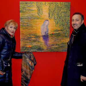 La cantante francesa Nicole Croisille, bailarina y actriz, famosa a nivel internacional se reúne con el pintor impresionista Antoine Gaber en el Grand Palais des Champs Elysées, Paris para visitar la exposición y su obra.