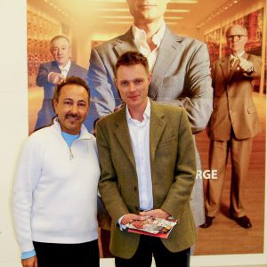 Tim Marlow, directeur de la White Cube Gallery de Londres, et fondateur du Tate Magazine, aux côtés de l'artiste-peintre impressionniste Antoine Gaber, à la biennale de Florence.