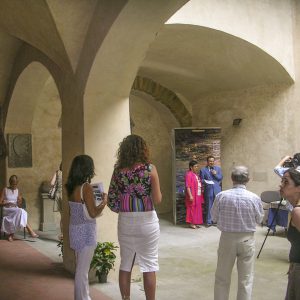 Entrevue médiatique avec Angelina Herrera à propos de l'exposition personnelle d'Antoine Gaber, au musée et au cloître «Museo Diocesano della Chiesa di Santo Stefano» à Florence, Italie.