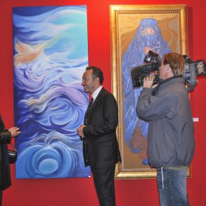 Le peintre impressionniste Antoine Gaber lors du vernissage avec les artistes participants PASSION POUR LA VIE au Grand Palais des Champs Elysées, à Paris.