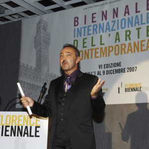 Antoine Gaber lors de sa présentation et de sa mise au point sur le programme” Passion pour la vie “, au cours des manifestions parallèles à la Biennale Internazionale dell’Arte Contemporanea à Florence, en Italie.