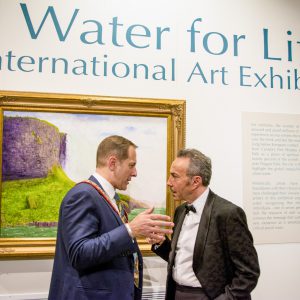 El Patrón de Water for Life, Exposición Internacional de Arte, Primera Edición, el Alcalde de las Cataratas del Niágara, Jim Diodati, con Antoine Gaber durante la inauguración.