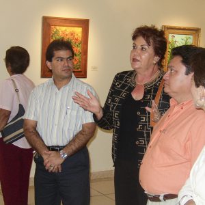 La storica, critica d'arte del Messico Prof. Matty Roca, Antoine Gaber durante la mostra personale Passion for Life al Museum de la Isla de Cozumel, Quintana Roo, Messico.