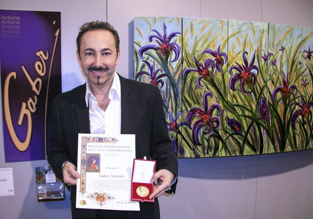 Antoine Gaber durante la cerimonia di premiazione della Biennale di Firenze.