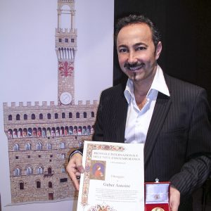 Antoine Gaber durante la cerimonia di premiazione della Biennale di Firenze.