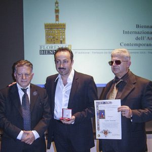 El Prof. Pasquale Celona, Presidente de la Biennale de Florencia, le otorgó a Gaber el prestigioso Premio “Lorenzo il Magnifico” en reconocimiento a su iniciativa artística y social internacional “Pasión por la vida” en la ayuda de la investigación de cáncer.