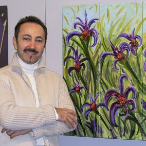 Antoine Gaber en la Bienal Internacional de Arte Contemporáneo, en Florencia, Italia 2005 frente a su obra convexa, “Field of Wild Mauve Irises”