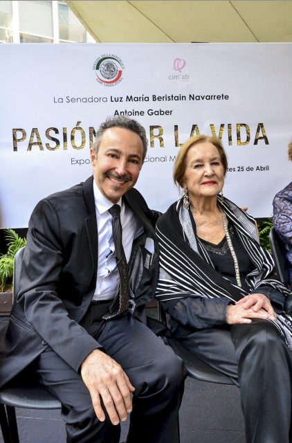 Antoine Gaber avec la célèbre artiste et peintre muraliste Rina Lazo lors de l'ouverture de l'exposition internationale d'art en solo, d'Antoine Gaber, «PASSION POUR LA VIE», au Mexique en 2017, au Sénat de la République du Mexique, ville de México Mexique.