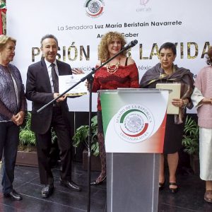 Alla conclusione dell’ inaugurazione, Gaber ha ricevuto a nome del governo del Messico un riconoscimento speciale dalla senatrice Beristain Navarrete per la sua partecipazione alla mostra personale internazionale di Passione per la Vita presso il Senato della Repubblica del Messico.