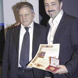 El Prof. Pasquale Celona, Presidente de la Biennale de Florencia, le otorgó a Gaber el prestigioso Premio “Lorenzo il Magnifico” en reconocimiento a su iniciativa artística y social internacional “Pasión por la vida” en la ayuda de la investigación de cáncer.