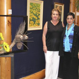 Angelina Herrera y la historiadora, crítica de arte mexicana Prof. Matty Roca, durante la exposición individual Pasión por la Vida en el Hotel Presidente Intercontinental, Cancún Resort Art Gallery.