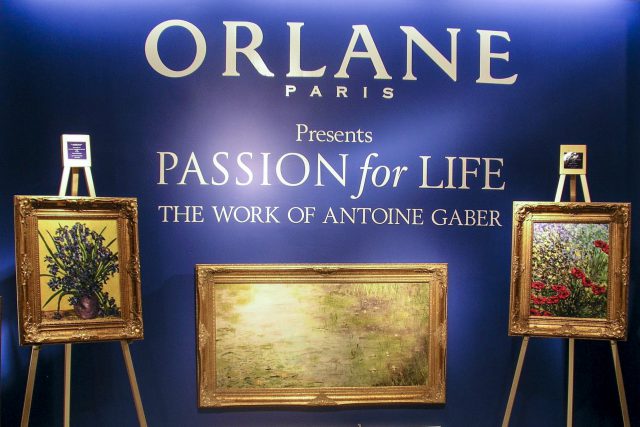 Exposición de arte de Antoine Gaber en la tienda "Hudson Bay" en Toronto para la exhibición de arte "Passion for Life" y el programa de recaudación de fondos a través de Canadá.