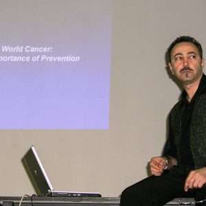 El pintor impresionista e investigador científico contra el cáncer, Antoine Gaber, durante la Conferencia en la Universidad Magna, Cancún.