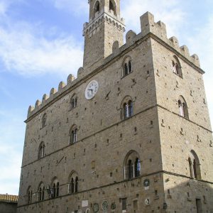La première partie de l’exposition se déroulait dans l’exceptionnel centre historique Loggia dei Priori, au cœur de la grande place de la ville, soit la Piazza dei Priori, à Volterra.