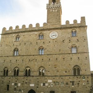 La primera parte de la exposición se llevó a cabo en la “Loggia dei Priori” en la estupenda Plaza dei Priori, en el centro y sede del Ayuntamiento de Volterra.