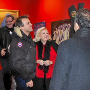 El famoso y reconocido actor francés M. Stéphane Henon se unió a algunos de los artistas de Passion for Life en el Grand Palais des Champs Elysées de París para visitar su obra de arte.