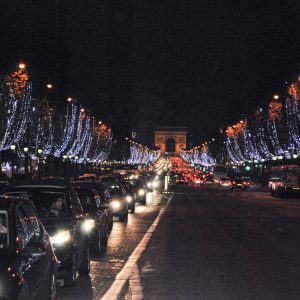 Paris la nuit près du Grand Palais des Champs Elysées.