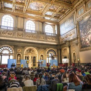 Atelier d’art pour enfants et adolescents «Water for Life», au Palazzo Vecchio, Salone Dei 500, à Florence, Italie. Overture de l'événement .
