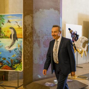 Antoine Gaber Direttore Artistico della Mostra Laboratorio di Arte per Bambini e Adolescenti “Water for Life”, a Palazzo Medici Riccardi, a Firenze, Italia, durante la mostra.