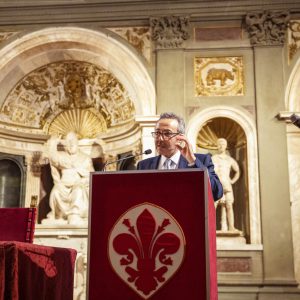 Antoine Gaber, directeur artistique de l'exposition de l'atelier d'art pour enfants et adolescents «Water for Life», lors de son discours au Palazzo Vecchio, Salone Dei 500, à Florence, Italie.