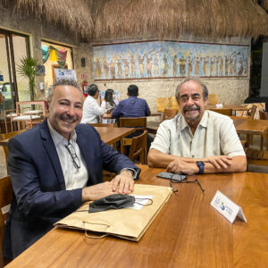 M. Francesco Córdova Lira, grand collaborateur et partisan de "Water for Life" et Antoine Gaber lors de la célébration du 10e anniversaire des Centinelas del Agua A.C.