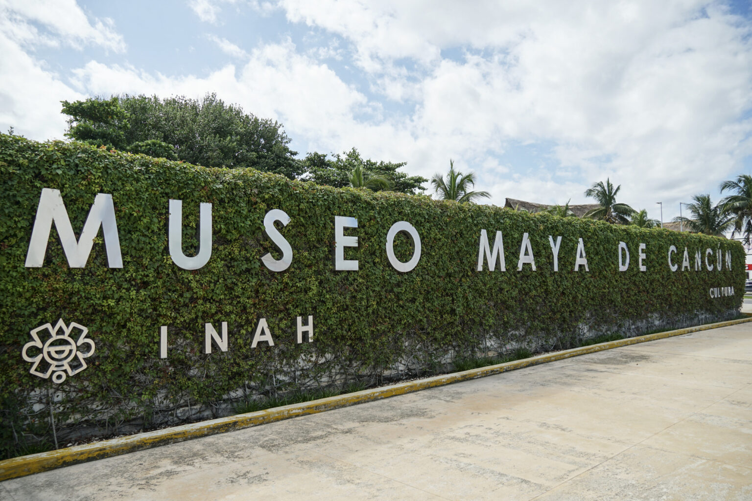 Vista exterior del Museo Maya en Cancún