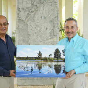 Le directeur artistique des expositions d'art internationales "Water for Life", offrant au Musée Maya une de ses œuvres liées au thème de l'eau.