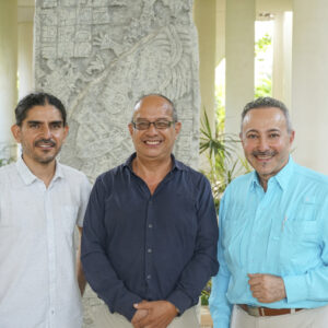 El Director del Museo Maya de Cancún, y antropólogo Carlos Esperón, así como el antropólogo Ashuni Emmanuel Romero Butrón, con el Director Artístico de las Exposiciones Internacionales de Arte "Water for Life", visitando la sede de la 4ta Edición del Museo Maya en marzo de 2022.